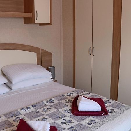 Palm 1 Park Home With Hot Tub Свонідж Екстер'єр фото