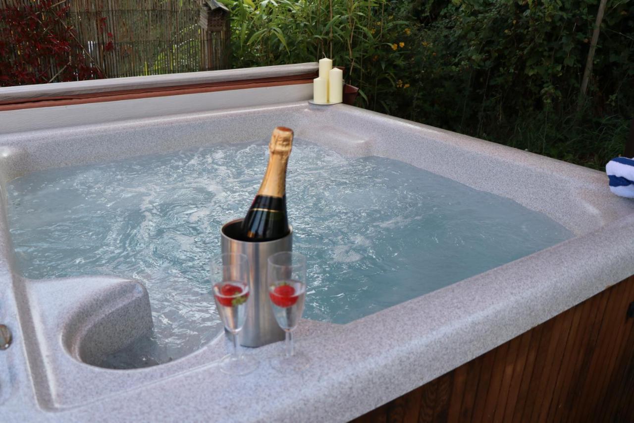 Palm 1 Park Home With Hot Tub Свонідж Екстер'єр фото
