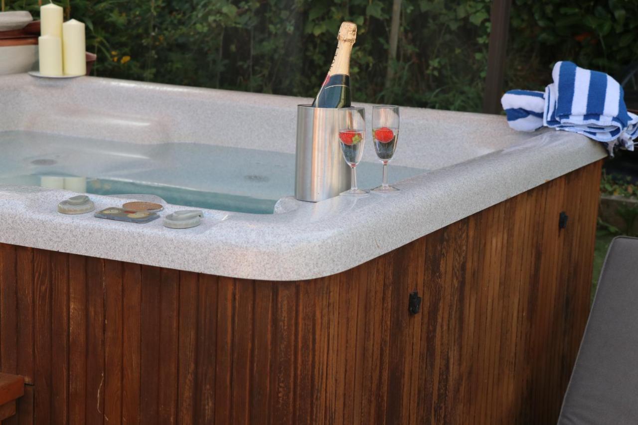 Palm 1 Park Home With Hot Tub Свонідж Екстер'єр фото