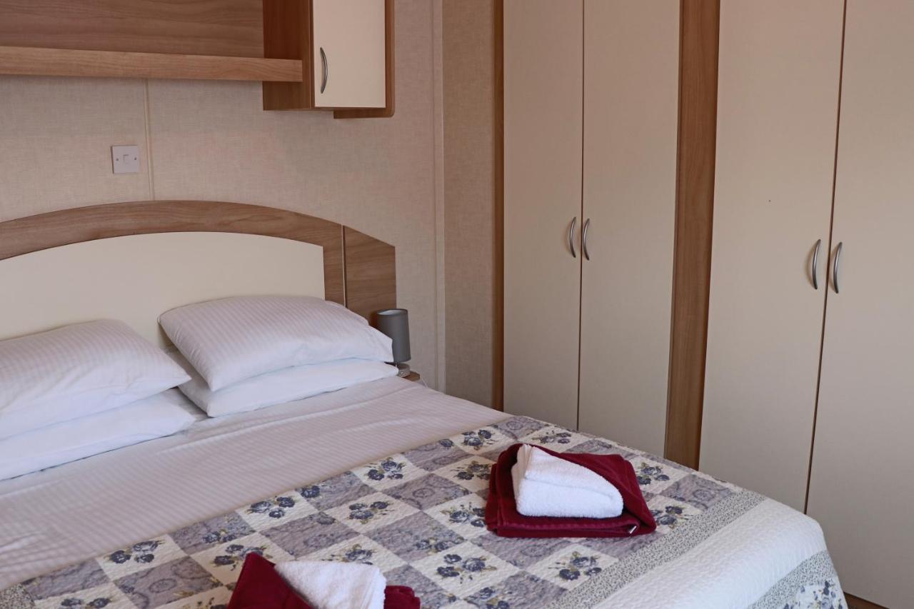 Palm 1 Park Home With Hot Tub Свонідж Екстер'єр фото